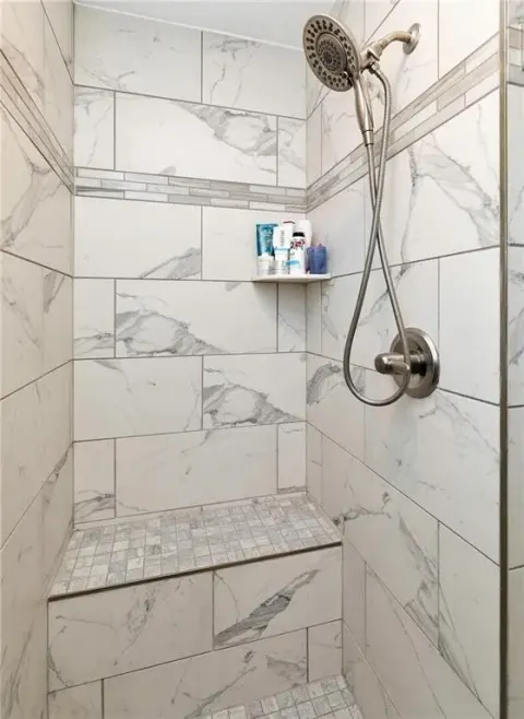 10908 NW 107th Street, Granger, Iowa - Shower